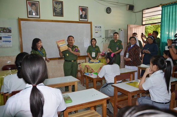 Sarundajang Buka Naskah UN di SMA 7 Kansil di Rex Mundi